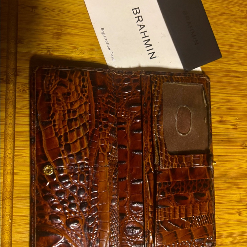 Brahmin Pecan Wallet
GUC. Lics  sleeve missing a few stitches but easily fixed.